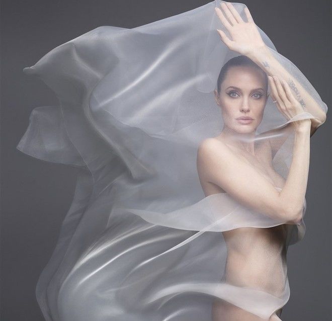 Bộ ảnh hiếm hoi: Angelina Jolie khoe thân táo bạo ở tuổi U50
