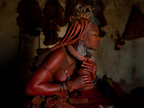 Bộ lạc Himba Châu Phi: Nơi phụ nữ cả đời không tắm bằng nước