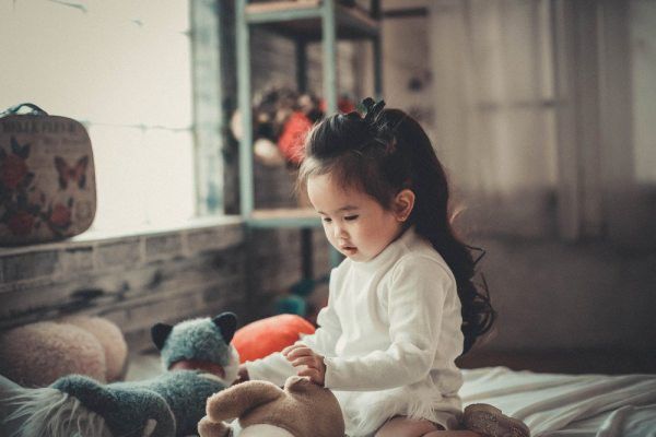 Bố mẹ đừng vội ép trẻ vào khuôn khổ khi thấy con hướng nội, bướng bỉnh