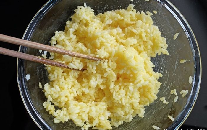 Mẹo làm cơm chiên trứng vàng đều: Trộn cơm với trứng trước khi chiên