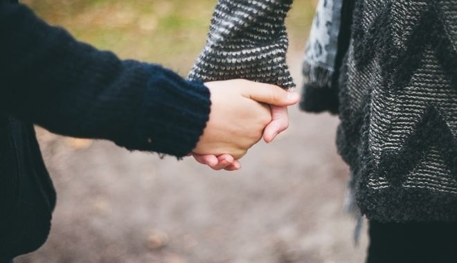 GS Simone Shamay-Tsoory: Nắm tay có thể san sẻ được nỗi đau thể xác