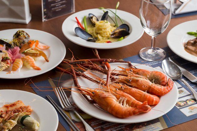 Cầm 300k càn quét 5 buffet hải sản siêu hot, tôm mực cua ngập bàn