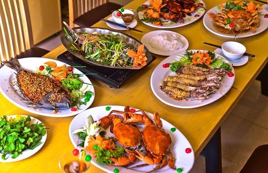 Cầm 300k càn quét 5 buffet hải sản siêu hot, tôm mực cua ngập bàn