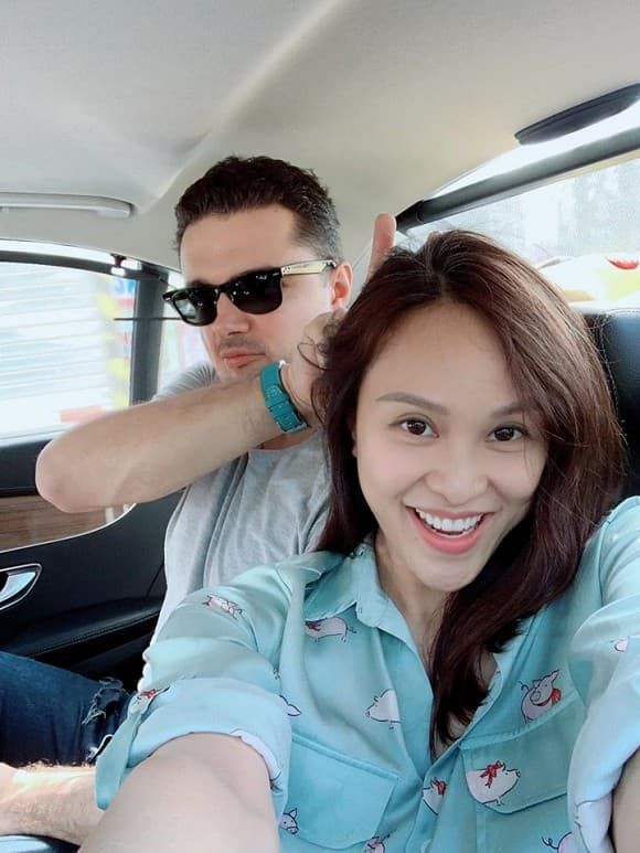 Nể phục Phương Mai đi giày cao gót xuống phố sau sinh mổ 1 tuần