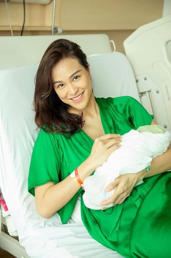 Nể phục Phương Mai đi giày cao gót xuống phố sau sinh mổ 1 tuần