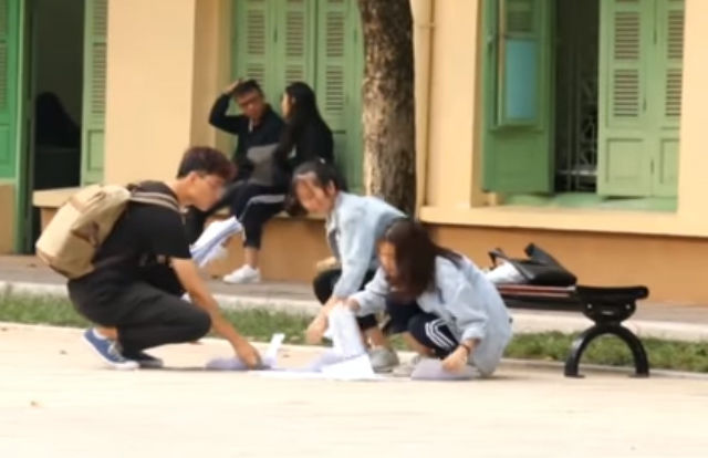 CĐM tan chảy với chàng trai yêu cô gái từ cái nhìn đầu tiên
