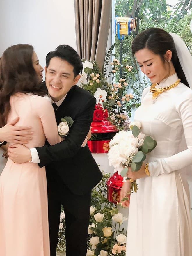 Chị gái không làm nghệ thuật, nổi tiếng nghiêm khắc của Đông Nhi