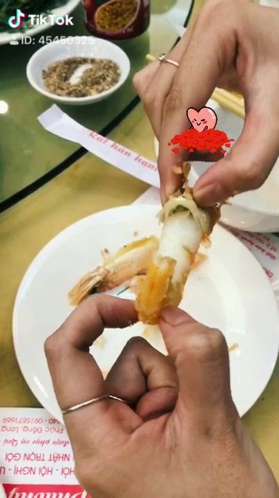 Chỉ hành động bóc vỏ tôm nhỏ xíu thôi cũng làm các nàng đổ liêu xiêu