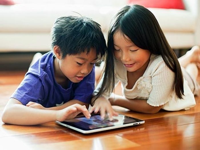 Chơi điện thoại suốt đêm, cô gái suýt mất thị lực vì bong võng mạc