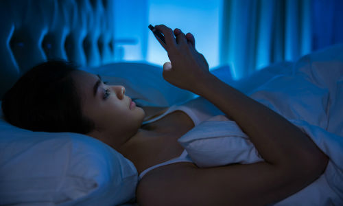 Chơi điện thoại suốt đêm, cô gái suýt mất thị lực vì bong võng mạc