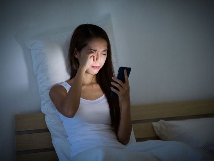 Chơi điện thoại suốt đêm, cô gái suýt mất thị lực vì bong võng mạc
