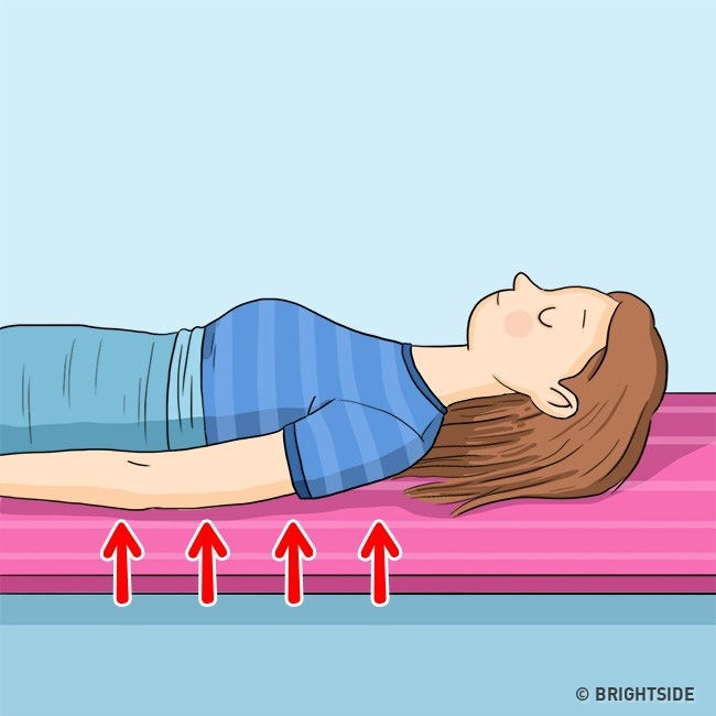 Chọn đúng đệm, kê gối dưới cánh tay giúp hạn chế nếp nhăn hiệu quả