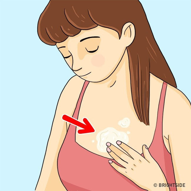 Chọn đúng đệm, kê gối dưới cánh tay giúp hạn chế nếp nhăn hiệu quả