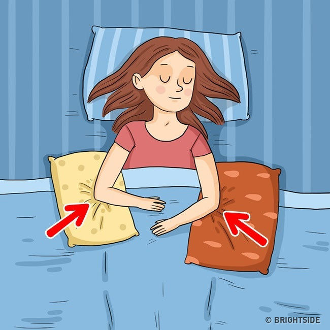 Chọn đúng đệm, kê gối dưới cánh tay giúp hạn chế nếp nhăn hiệu quả