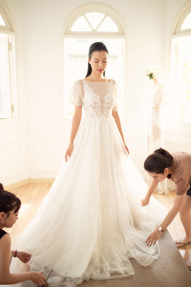 Chồng ngoại quốc của Á hậu Hoàng Oanh “sốc” vì nhà gái mời 200 khách