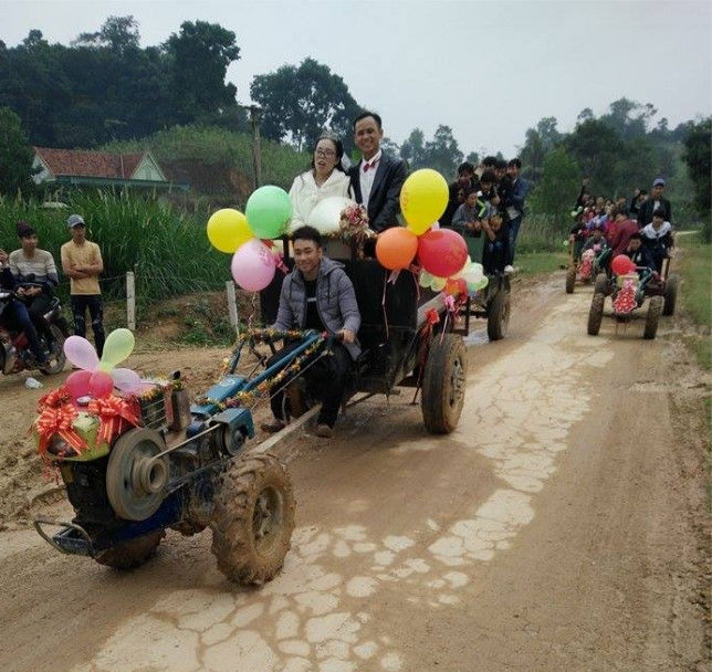 Màn rước dâu độc đáo - chú rể Đồng Nai đón vợ với 6 xe container