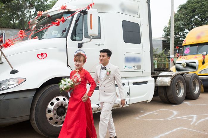 Màn rước dâu độc đáo - chú rể Đồng Nai đón vợ với 6 xe container