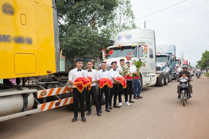 Màn rước dâu độc đáo - chú rể Đồng Nai đón vợ với 6 xe container