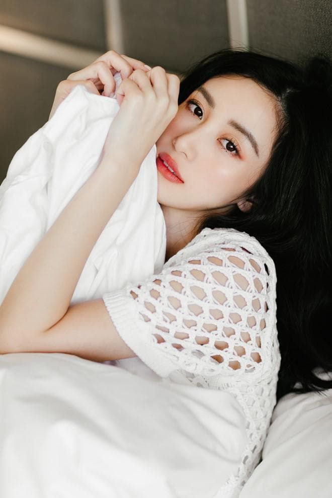 Chụp ảnh trong phòng ngủ: Chi Pu sexy tột bậc, Hà Tăng trong sáng