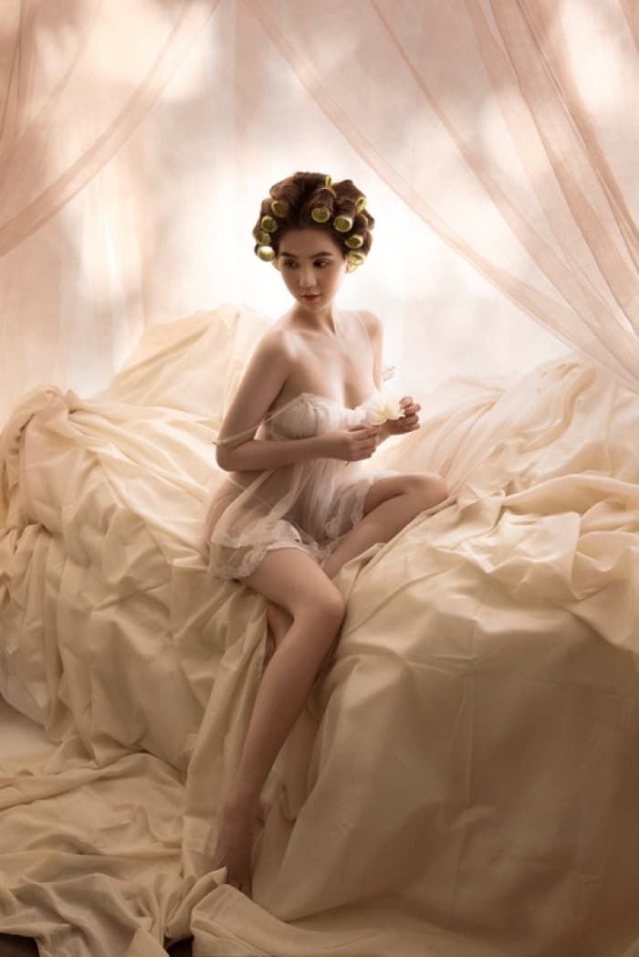 Chụp ảnh trong phòng ngủ: Chi Pu sexy tột bậc, Hà Tăng trong sáng