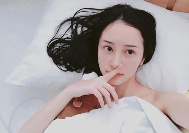 Chụp ảnh trong phòng ngủ: Chi Pu sexy tột bậc, Hà Tăng trong sáng