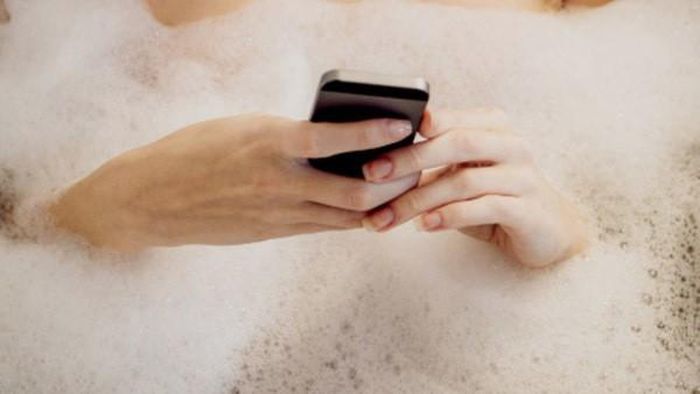 Cô bé bị điện giật nguy kịch vì làm rơi điện thoại cắm sạc vào bồn tắm