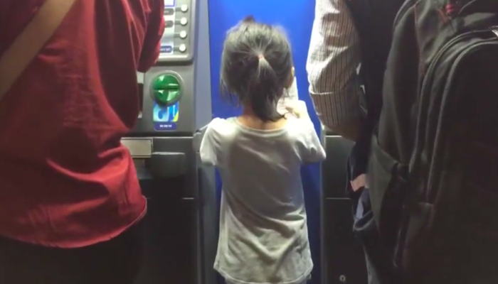 Cô bé nhặt gọn biên lai bị vứt bừa bãi ở ATM khiến người lớn xấu hổ