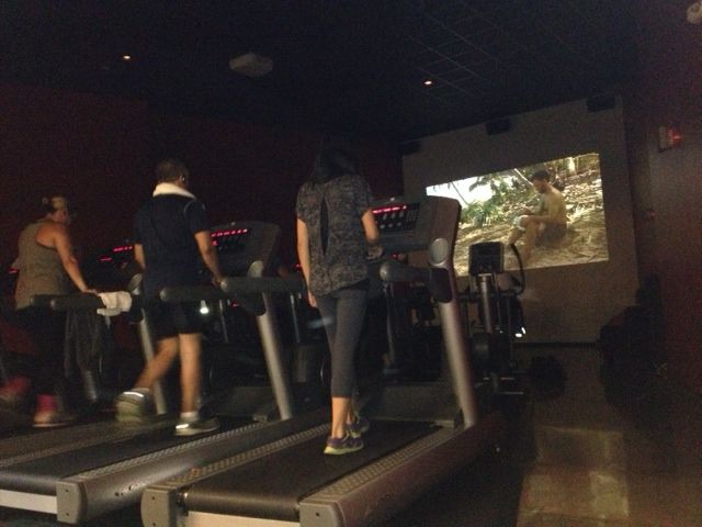Cô gái giảm 21kg trong 1 năm nhờ kết hợp vừa xem phim vừa tập gym