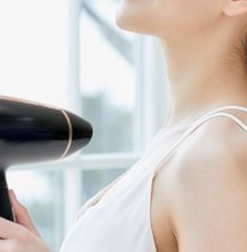 Cô gái qua đời do sử dụng máy sấy tóc sau khi tắm