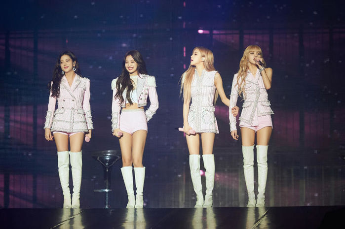 Fan kêu gọi BLACKPINK rời YG vì bị đối xử bất công