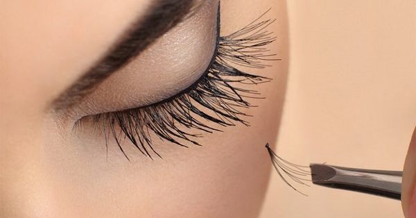 Chị em hoảng hồn khi chấy rận làm tổ trên mi mắt vì nối mi giả