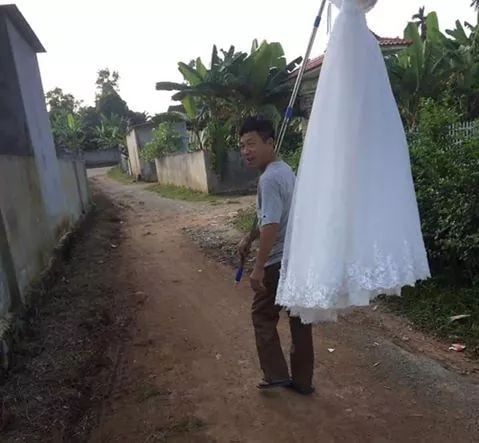 Con gái thoát ế, ông bố hí hửng vác váy cưới đi khoe cả làng