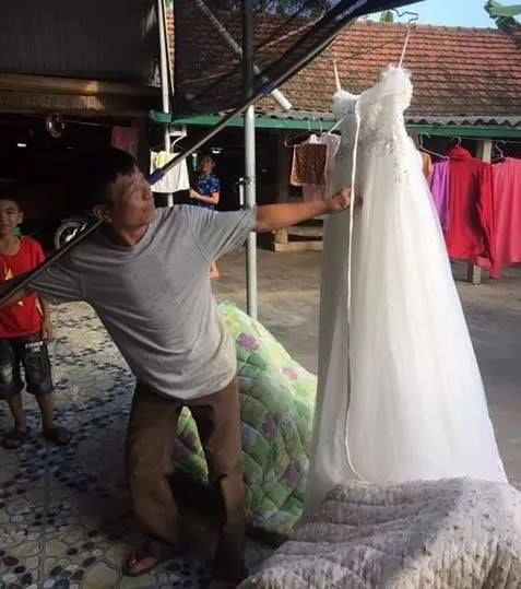 Con gái thoát ế, ông bố hí hửng vác váy cưới đi khoe cả làng