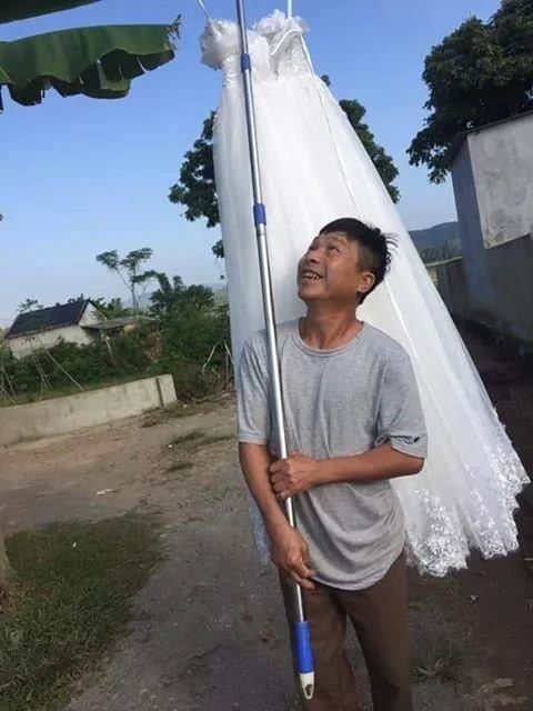 Con gái thoát ế, ông bố hí hửng vác váy cưới đi khoe cả làng