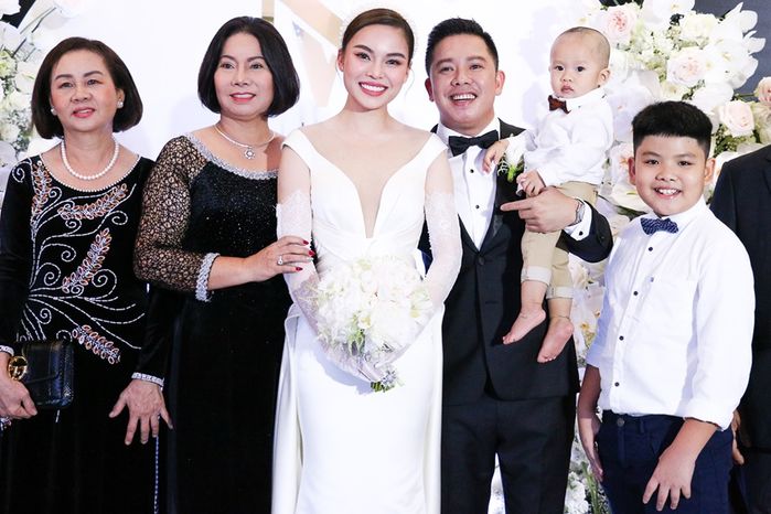 Con riêng của chồng Giang Hồng Ngọc bảnh bao đến mừng đám cưới bố