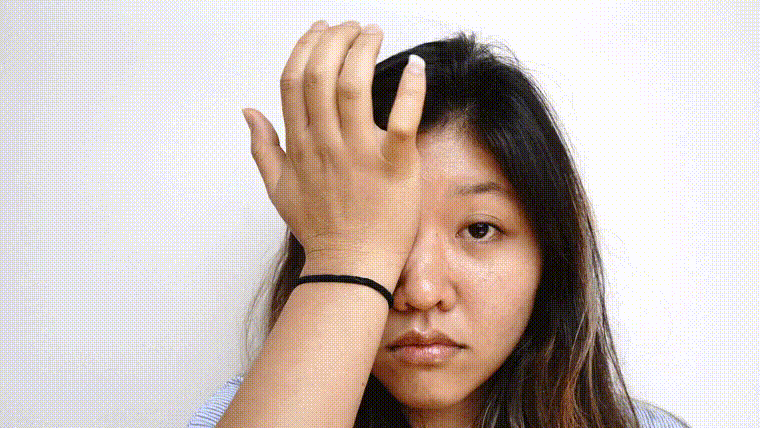 Dụi mắt, tẩy trang vùng mắt quá mạnh..là thủ phạm khiến bạn già nhanh