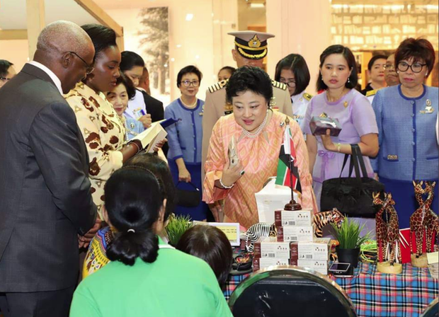 Cuộc sống đáng ngưỡng mộ của người vợ đầu Quốc Vương Thái Lan