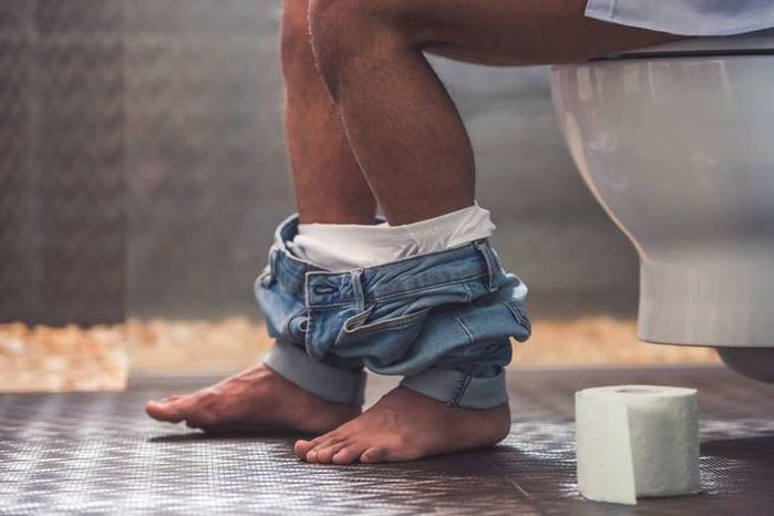 Bác sĩ Sarah: Dùng điện thoại khi đi vệ sinh có thể dẫn đến bệnh trĩ