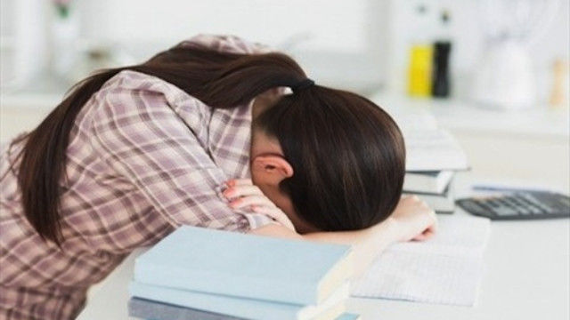 Bác sĩ Sarah: Dùng điện thoại khi đi vệ sinh có thể dẫn đến bệnh trĩ