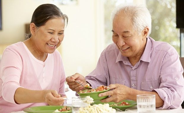 Bác sĩ Sarah: Dùng điện thoại khi đi vệ sinh có thể dẫn đến bệnh trĩ