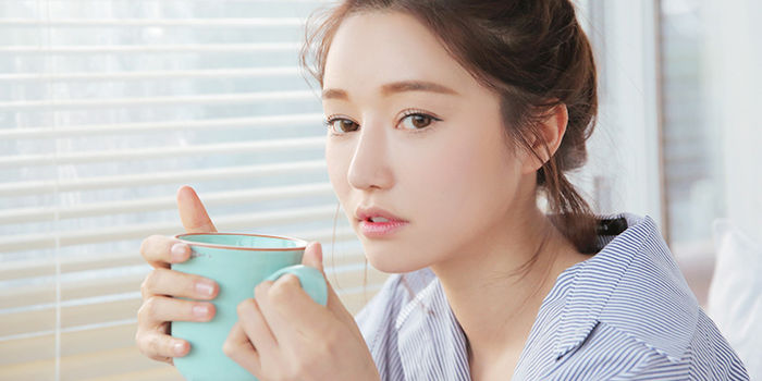 Bác sĩ Sarah: Dùng điện thoại khi đi vệ sinh có thể dẫn đến bệnh trĩ