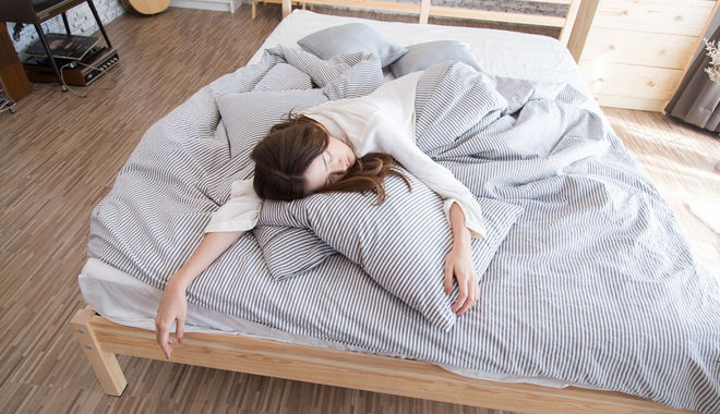 Bác sĩ Sarah: Dùng điện thoại khi đi vệ sinh có thể dẫn đến bệnh trĩ