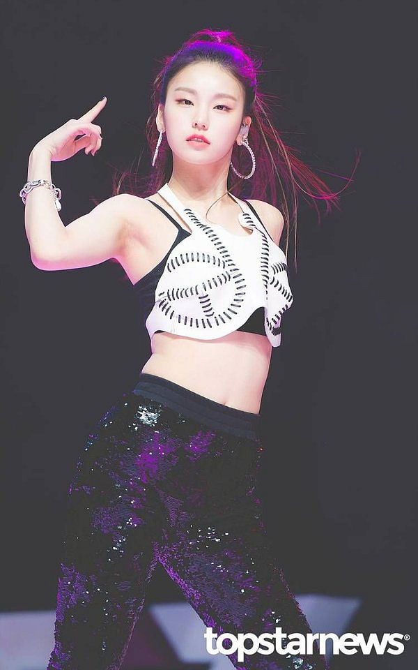Dahyun (TWICE) và dàn idol sở hữu mắt cười một mí đẹp lạ