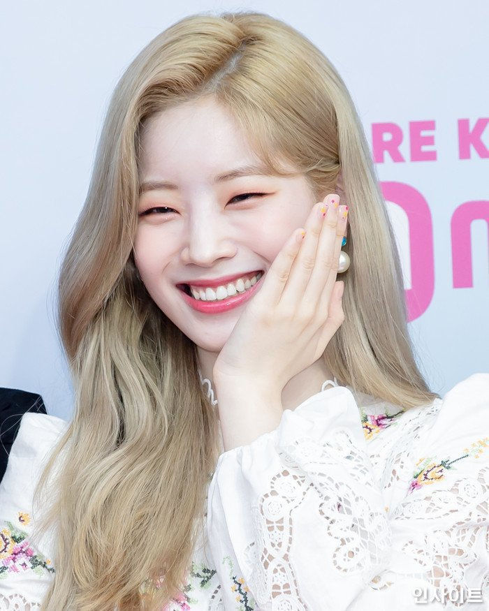 Dahyun (TWICE) và dàn idol sở hữu mắt cười một mí đẹp lạ