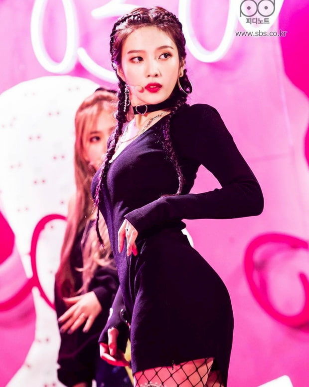 Dàn idol ăn vận sexy nhất sân khấu Kpop: Jennie body đẹp phát hờn