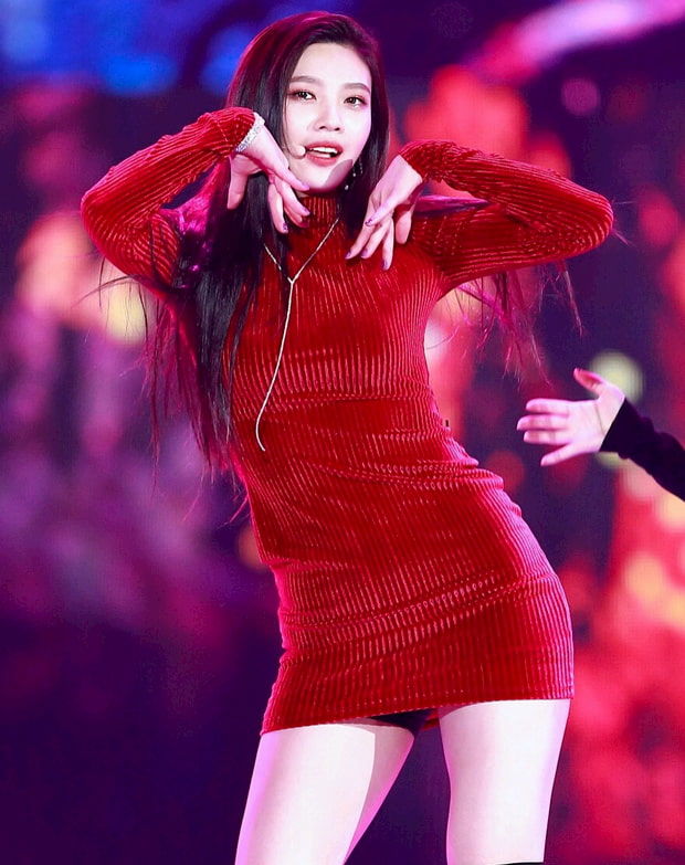 Dàn idol ăn vận sexy nhất sân khấu Kpop: Jennie body đẹp phát hờn