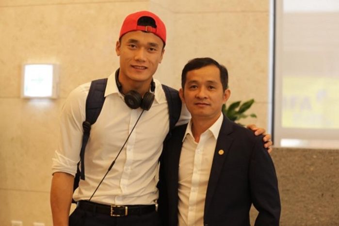 Đàn ông đẹp nhất khi diện sơ mi trắng: Nhìn thủ môn Văn Lâm là rõ
