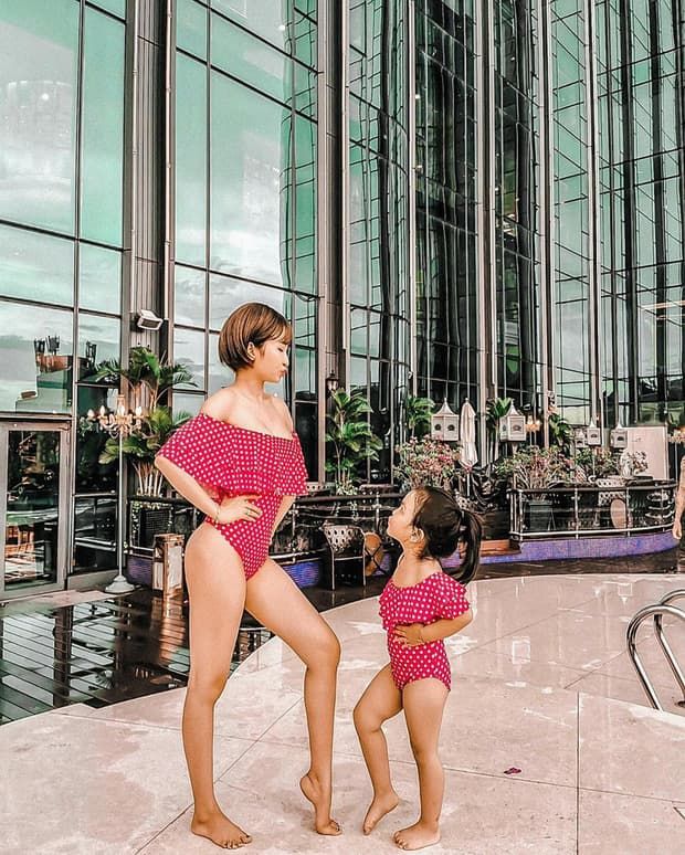 Đầu tư ảnh sống ảo như Mina Phạm: Diện đồ đôi ăn ý với con gái cưng