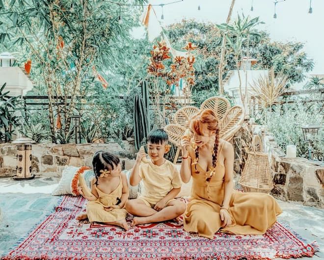 Đầu tư ảnh sống ảo như Mina Phạm: Diện đồ đôi ăn ý với con gái cưng