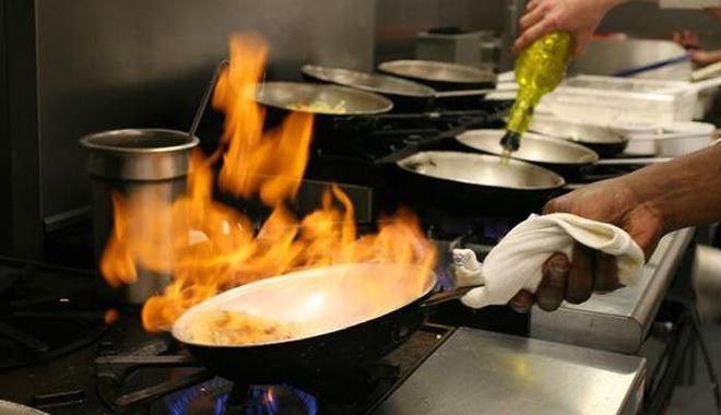 Đậy nắp khi xào, nấu quá lửa,… dễ sinh ra chất độc, gây tăng huyết áp